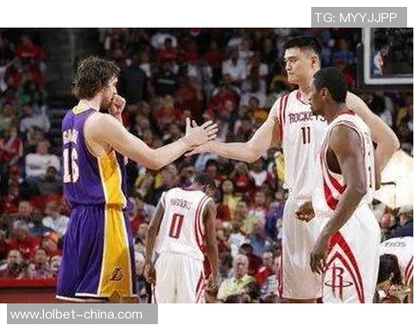 姚明在关键时刻强势突破加索尔展现中国篮球巨星风范