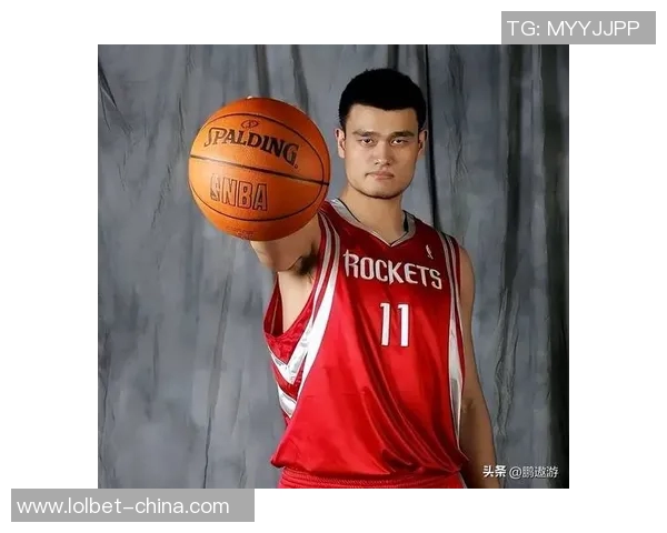 姚明展现强壮身姿的精彩瞬间与篮球传奇的完美结合