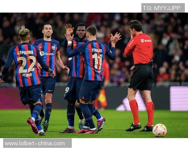 世界杯激战巴萨与阿森纳0比0乌龙球引发全场争议判罚风波 世界杯激战巴萨与阿森纳0比0乌龙球引发全场争议判罚风波